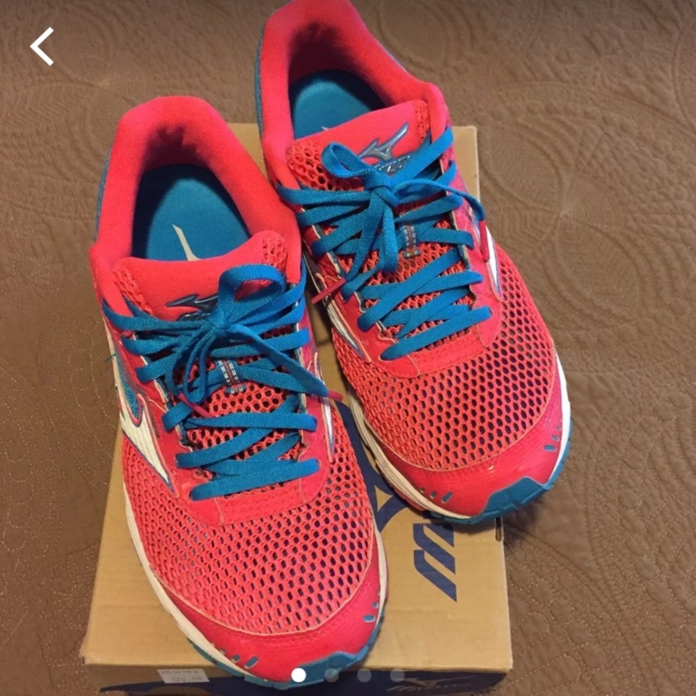 Mizuno women running shoes